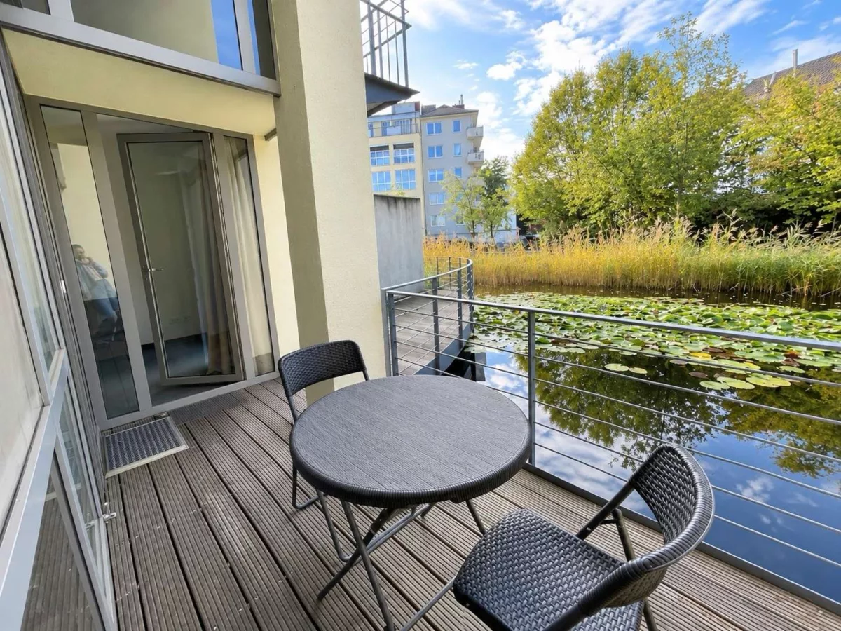 KT92612_Balkon mit Teichblich