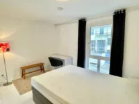 Zimmer OG_Blick zum Fenster