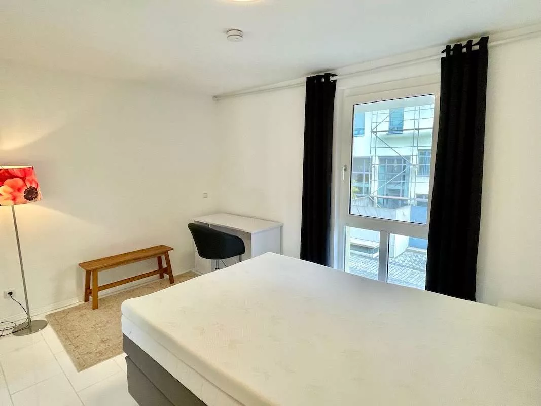 Zimmer OG_Blick zum Fenster