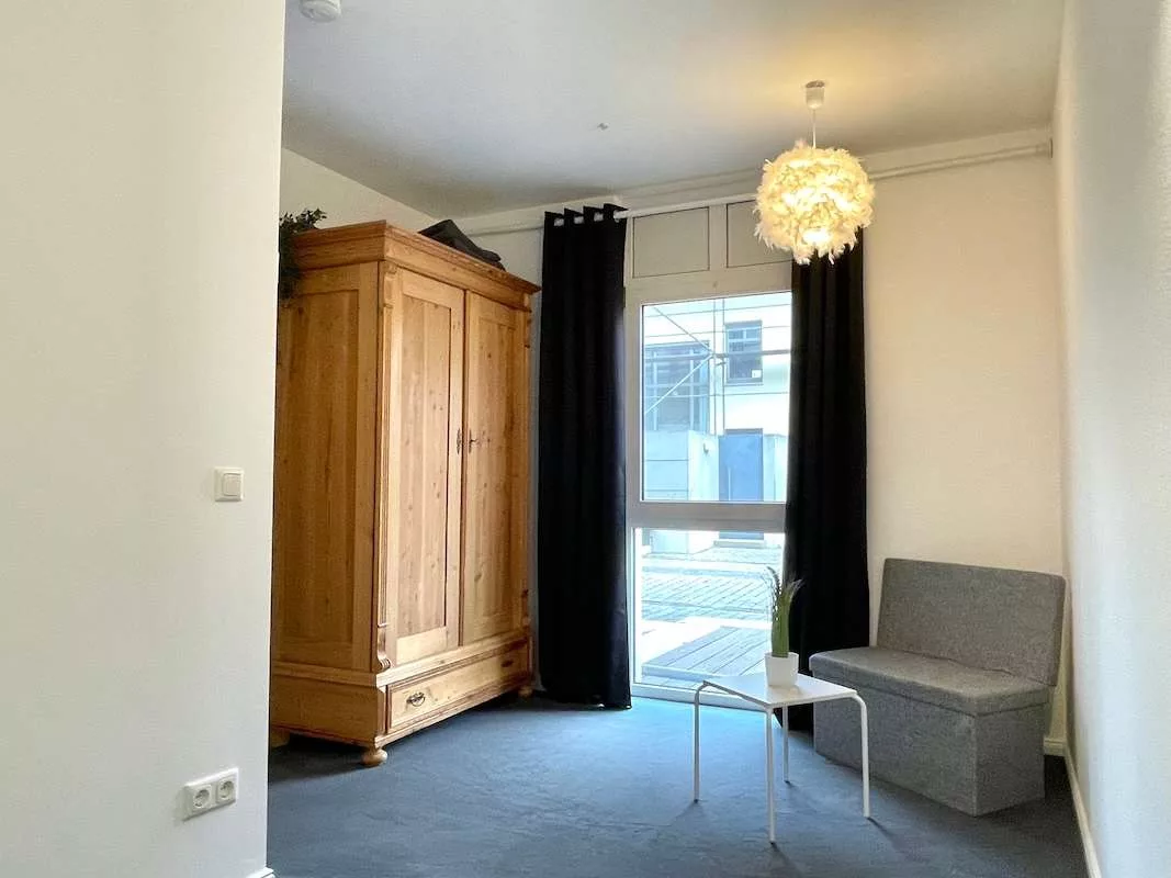 KT92612_Zimmer EG1_Blick zum Fenster