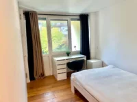 KT92612_Schlafzimmer OG mit Zugang zum Bad en Suite_Blick zum Fenster