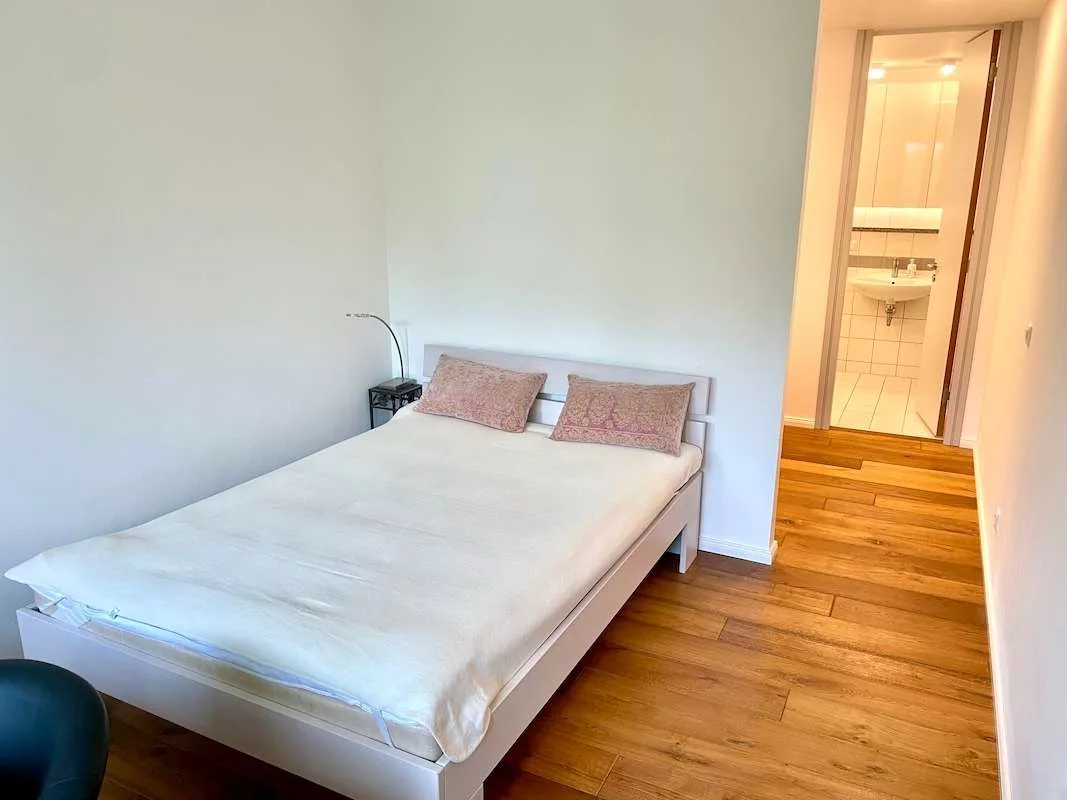 KT92612_Schlafzimmer OG mit Zugang zum Bad en Suite