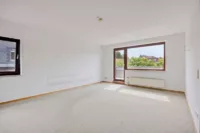 Wohnzimmer_Blick zum Balkon