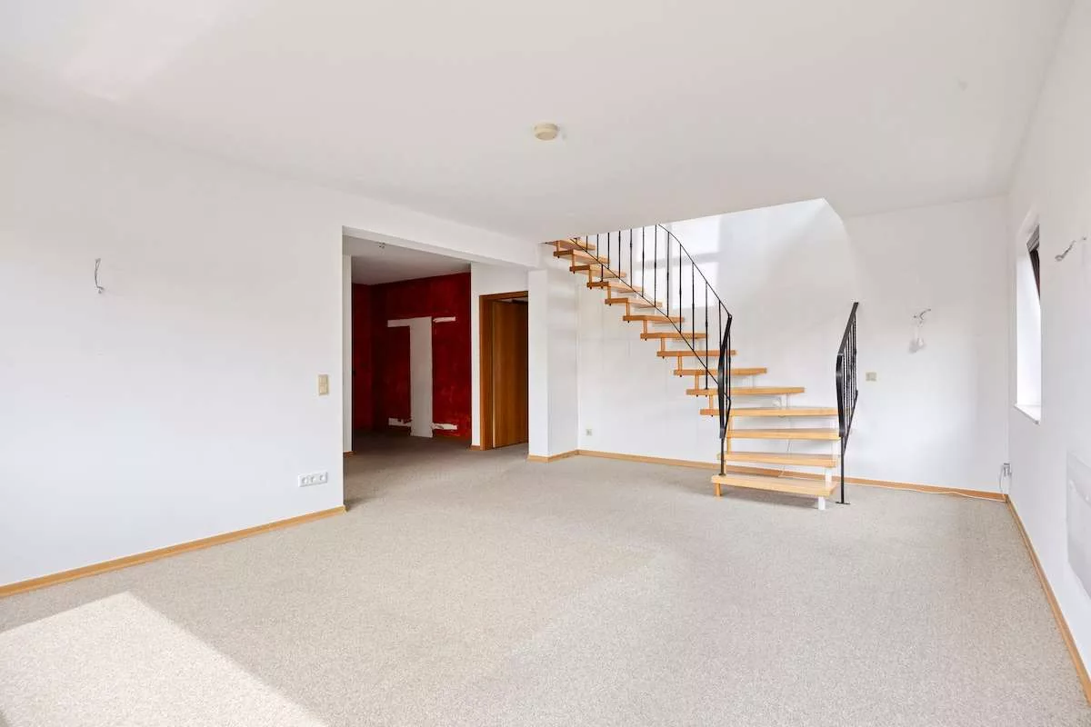 Wohnzimmer_Blick zur Treppe