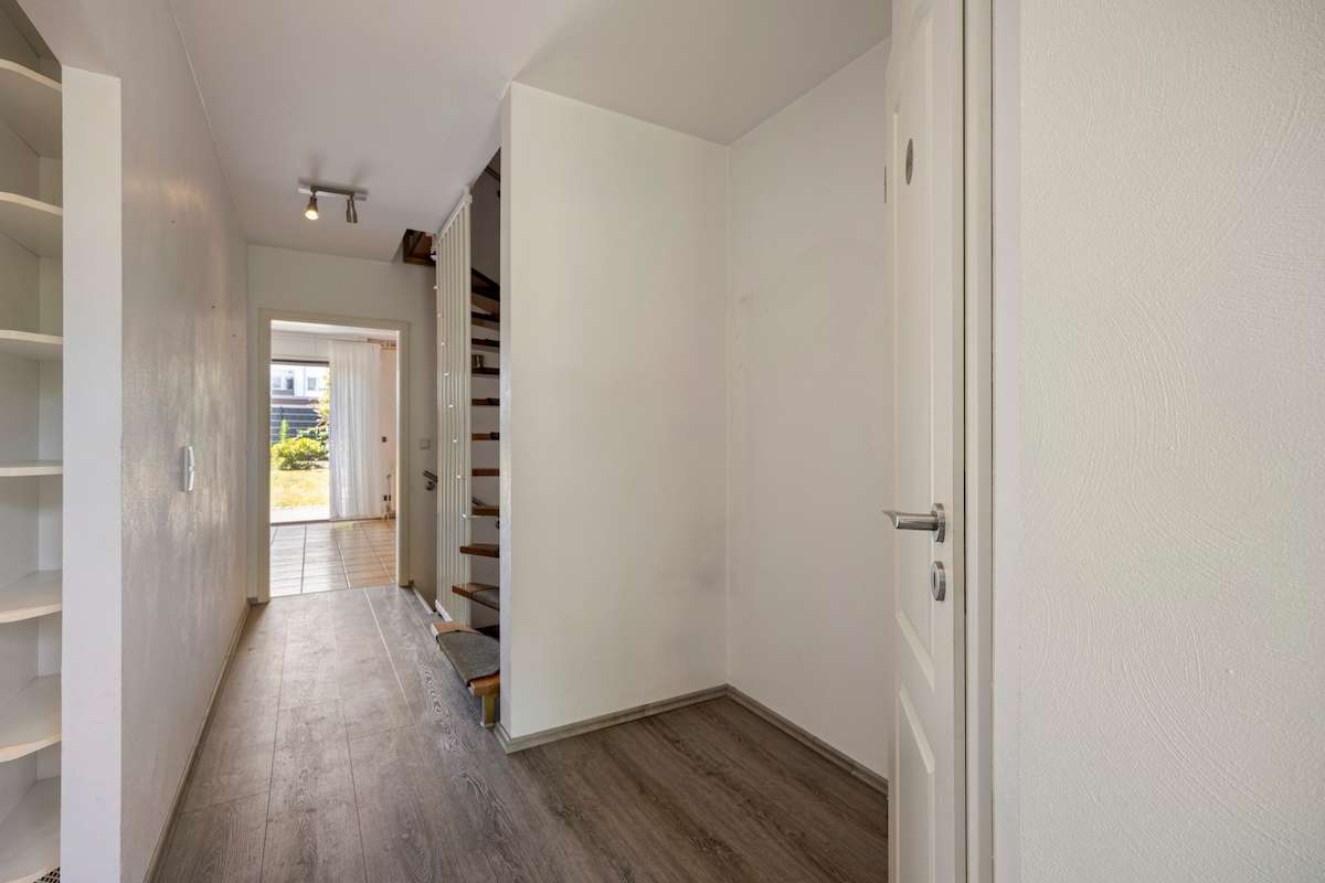 Eingang Flur - Blick in Richtung Wohnzimmer