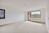 Wohnzimmer_Blick zum Balkon
