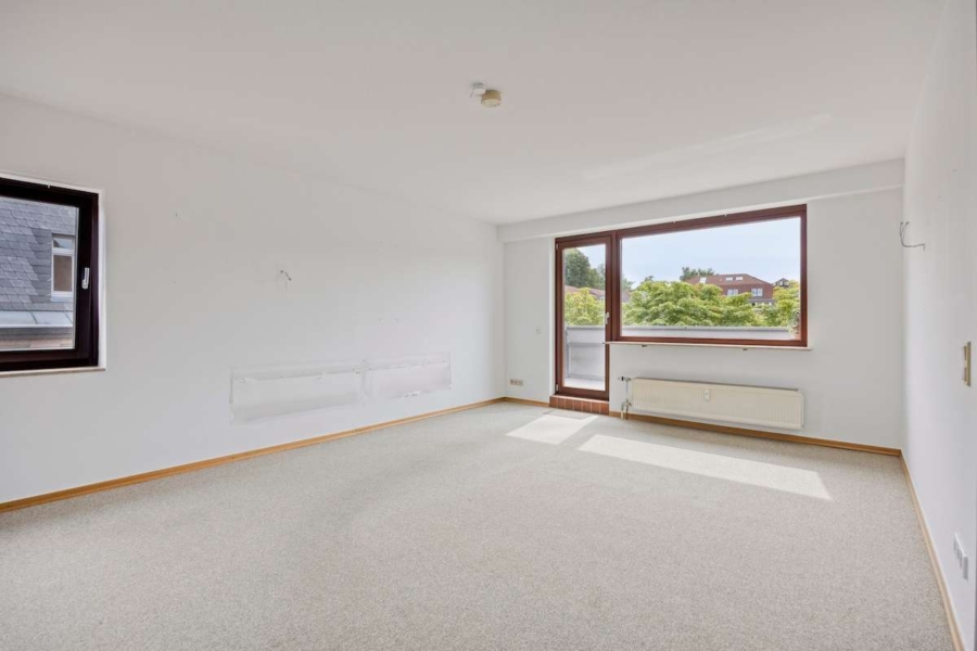 Wohnzimmer_Blick zum Balkon
