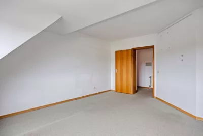 Licht, Raum und Charakter – Dachgeschosswohnung mit beeindruckender Spitzbodenfläche und Südbalkon - Kinderzimmer_Büro1 (19349)
