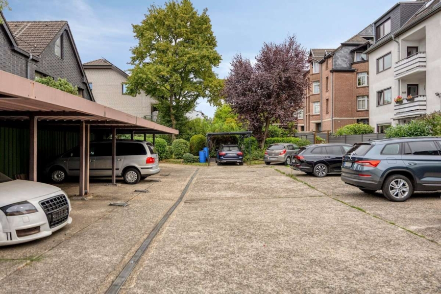 Carports und Blick zum Garten
