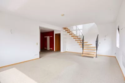Licht, Raum und Charakter – Dachgeschosswohnung mit beeindruckender Spitzbodenfläche und Südbalkon - Wohnzimmer_Blick zur Treppe (19342)