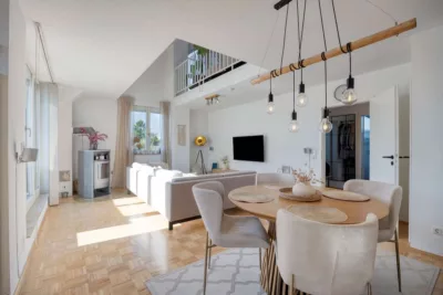 Charmante Maisonettewohnung mit Süd-Balkon, Empore und viel Raum für die schönen Dinge des Lebens - KT92611_Wohn-Essbereich_Blick von Küche (20357)