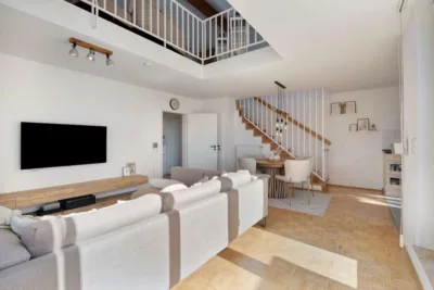 Charmante Maisonettewohnung mit Süd-Balkon, Empore und viel Raum für die schönen Dinge des Lebens - KT92611_Wohn-Essbereich_Ansicht zur Treppe (20359)