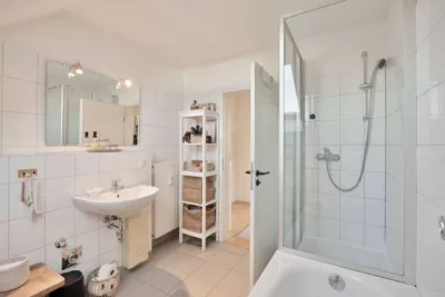Charmante Maisonettewohnung mit Süd-Balkon, Empore und viel Raum für die schönen Dinge des Lebens - KT92611_Bad1 (20369)