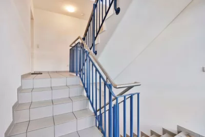 Charmante Maisonettewohnung mit Süd-Balkon, Empore und viel Raum für die schönen Dinge des Lebens - KT92611_Hausflur (20376)